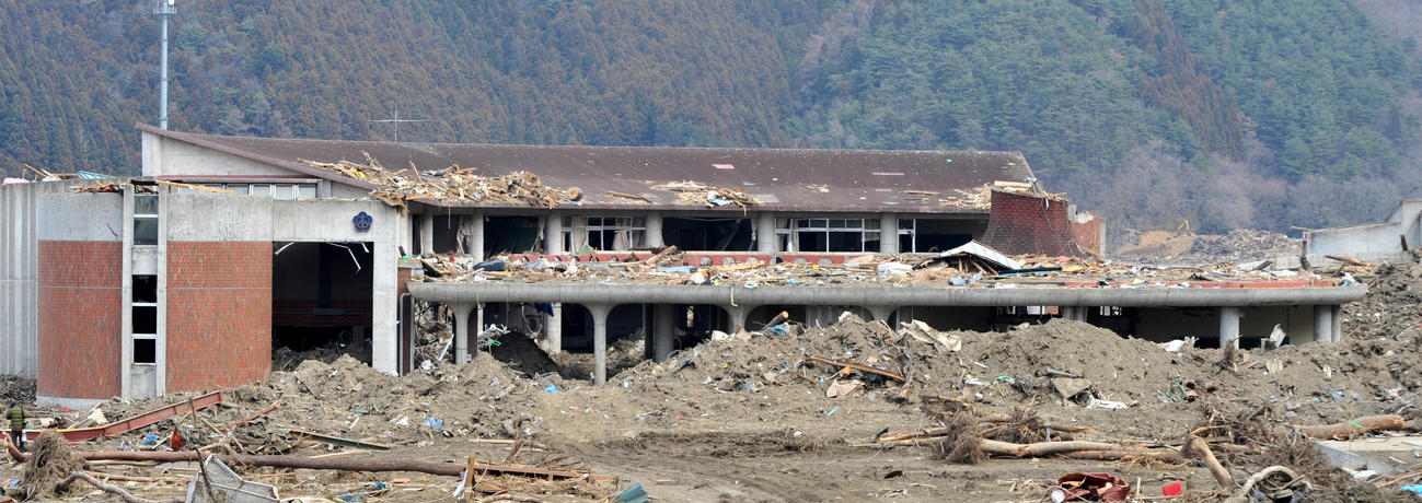 11年3月、津波で崩壊した大川小