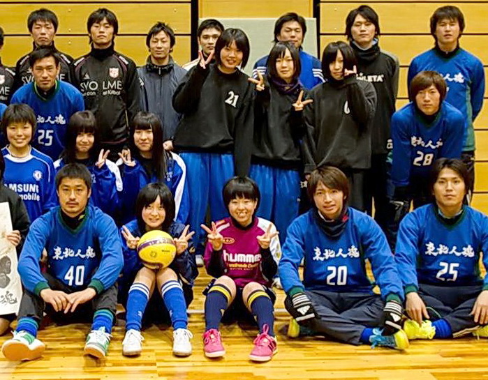 12年1月6日、宮古市総合体育館で開催された「東北人魂」イベントで小笠原満男（前列左端）、柴崎岳（同右から2人目）ら東北出身Jリーガーと記念撮影する宮古高女子サッカー部の石崎柚乃さん（前列左から2人目）、柳瀬夏美さん（同3人目）、菊池穂香さん（中列右から2人目）、太斎和泉さん（同3人目）、満山佳奈さん（同4人目）（柳瀬さん提供）