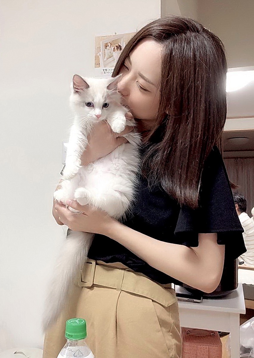 愛猫を抱く佐々木唯さん