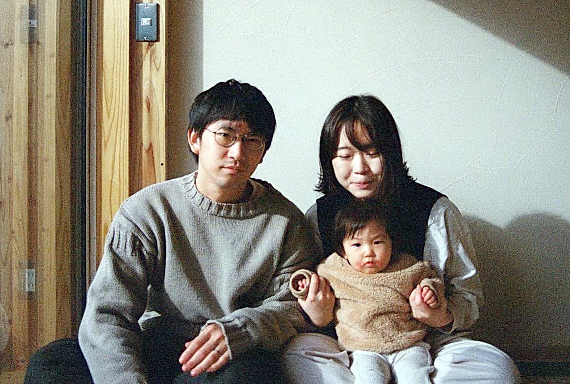 夫（左）や長女千惺ちゃんと寄り添う太斎和泉さん
