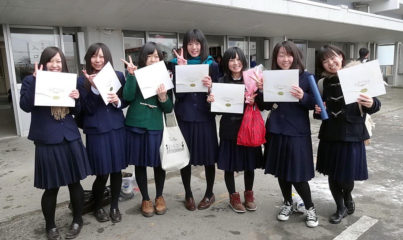 13年3月、卒業式で笑顔を見せる宮古高女子サッカー部の同期7人。左から菊池穂香さん、佐々木唯さん、太斎和泉さん、満山佳奈さん、石崎柚乃さん、佐藤恵梨子さん、柳瀬夏美さん（柳瀬さん提供）