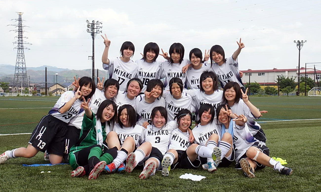 12年6月2日、岩手県フットボールセンターでの県高校総体を戦い終えた宮古高女子サッカー部の同期たち。前列左から満山佳奈さん、菊池穂香さん、佐藤恵梨子さん、柳瀬夏美さん、石崎柚乃さん、佐々木唯さん（柳瀬さん提供）