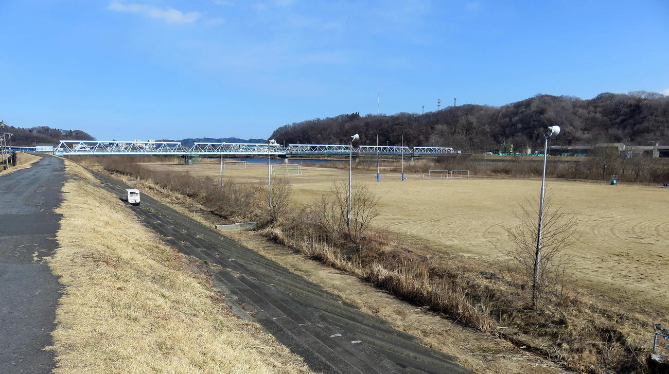 震災時には甚大な津波被害を受けた宮古高のサッカー場やラグビー場（撮影・鎌田直秀）