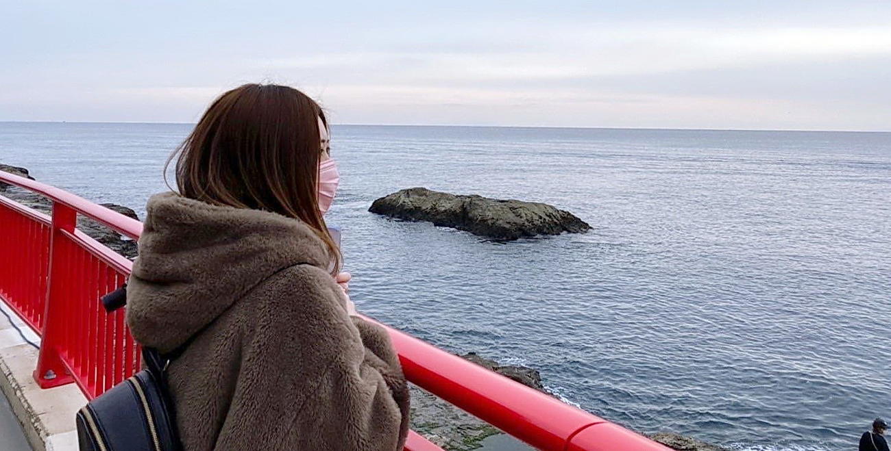 海を眺める石崎柚乃さん