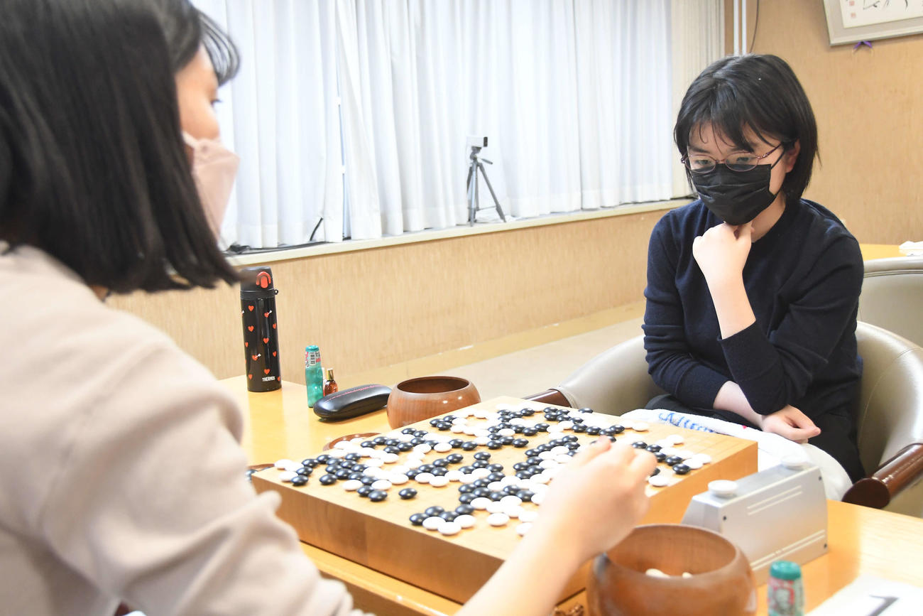 上野愛咲美女流棋聖（左）を下して現役女流タイルホルダーから初勝利を挙げた仲邑菫二段（右、日本棋院提供）