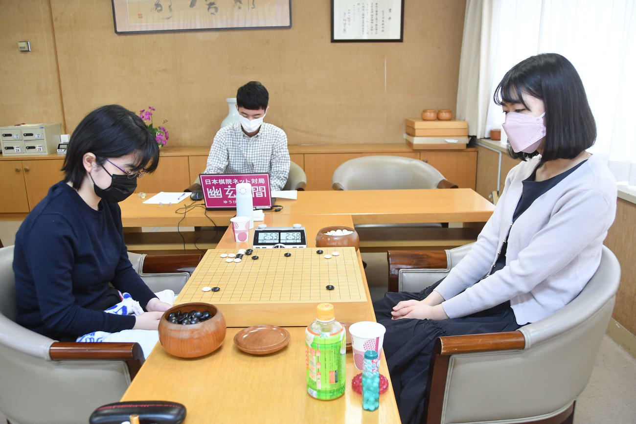 上野愛咲美女流棋聖（右）を下して現役女流タイルホルダーから初勝利を挙げた仲邑菫二段（左、日本棋院提供）