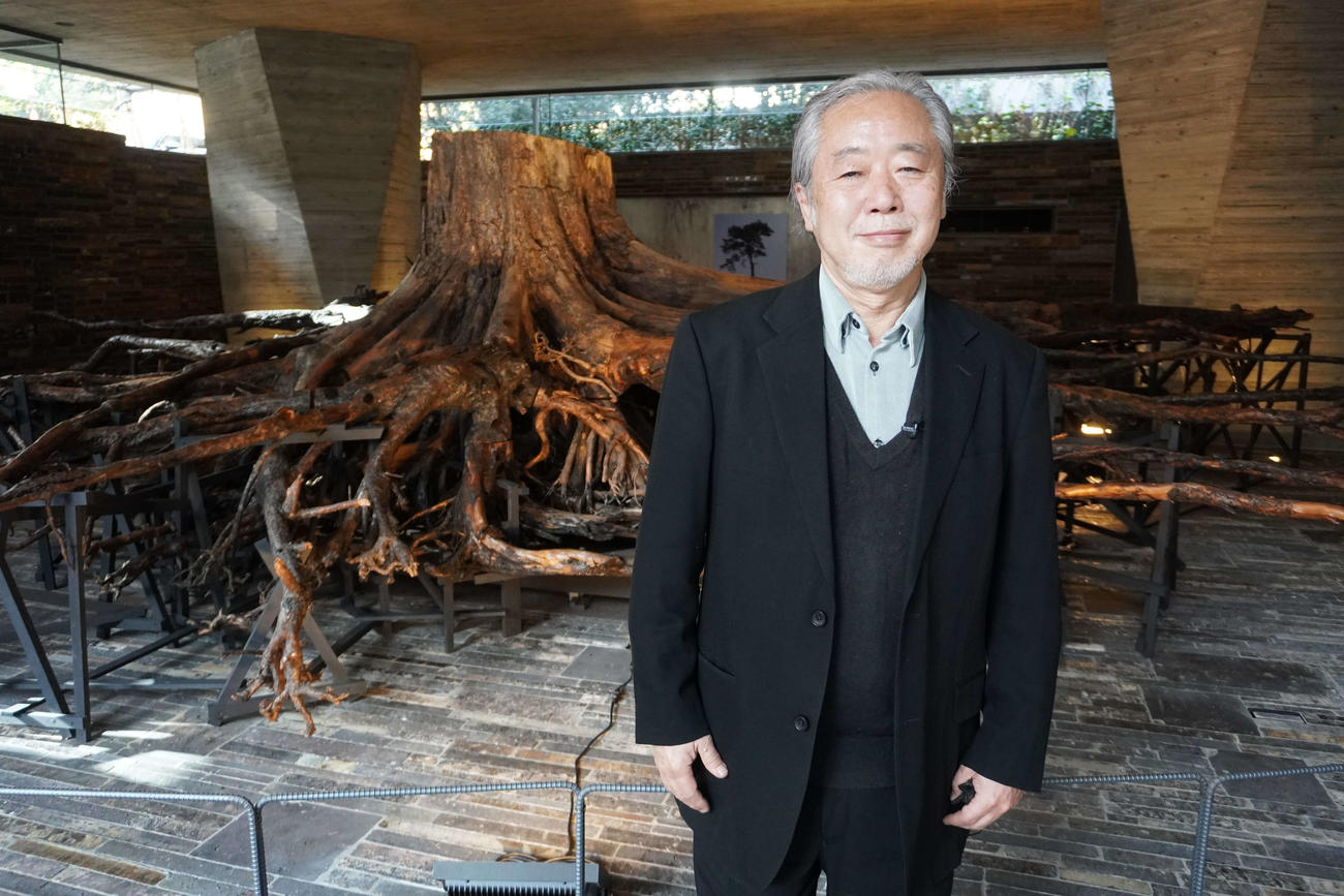 「奇跡の一本松の根」展を企画した建築家の内藤廣さん（撮影・沢田直人）