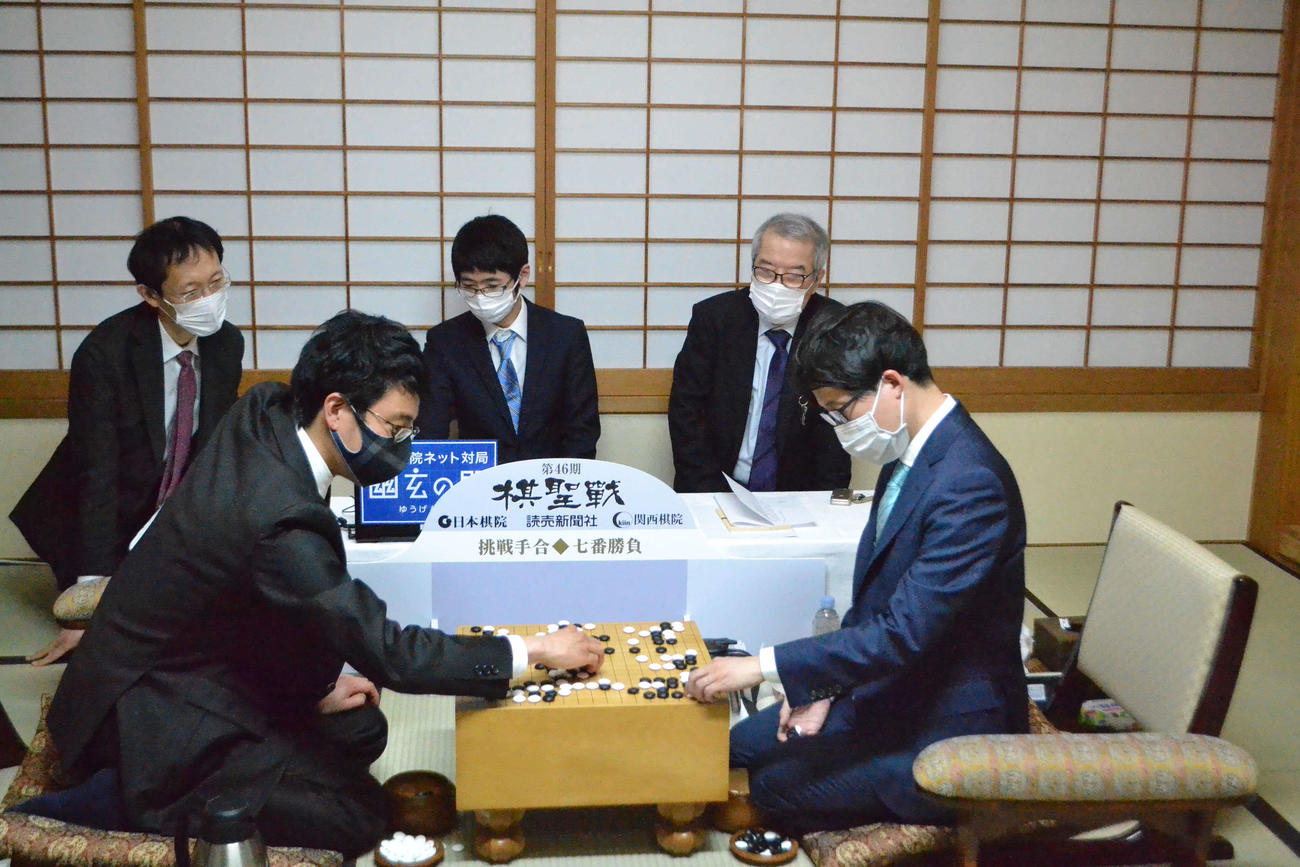東日本大震災の日に井山裕太棋聖（右）に敗れてタイトル奪取が最終局に持ち越された一力遼九段（左）