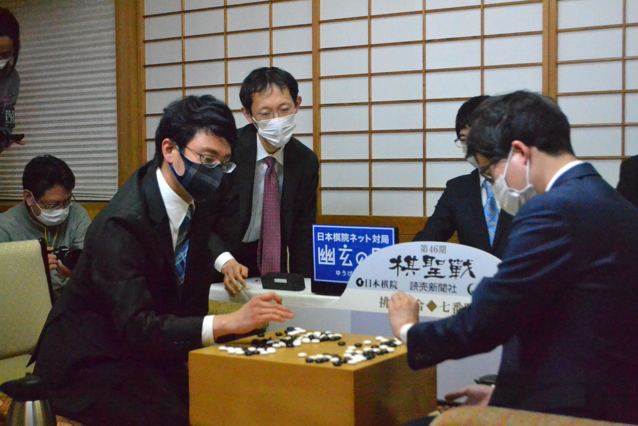 東日本大震災の日に井山裕太棋聖（右）に敗れてタイトル奪取が最終局に持ち越された一力遼九段（左）
