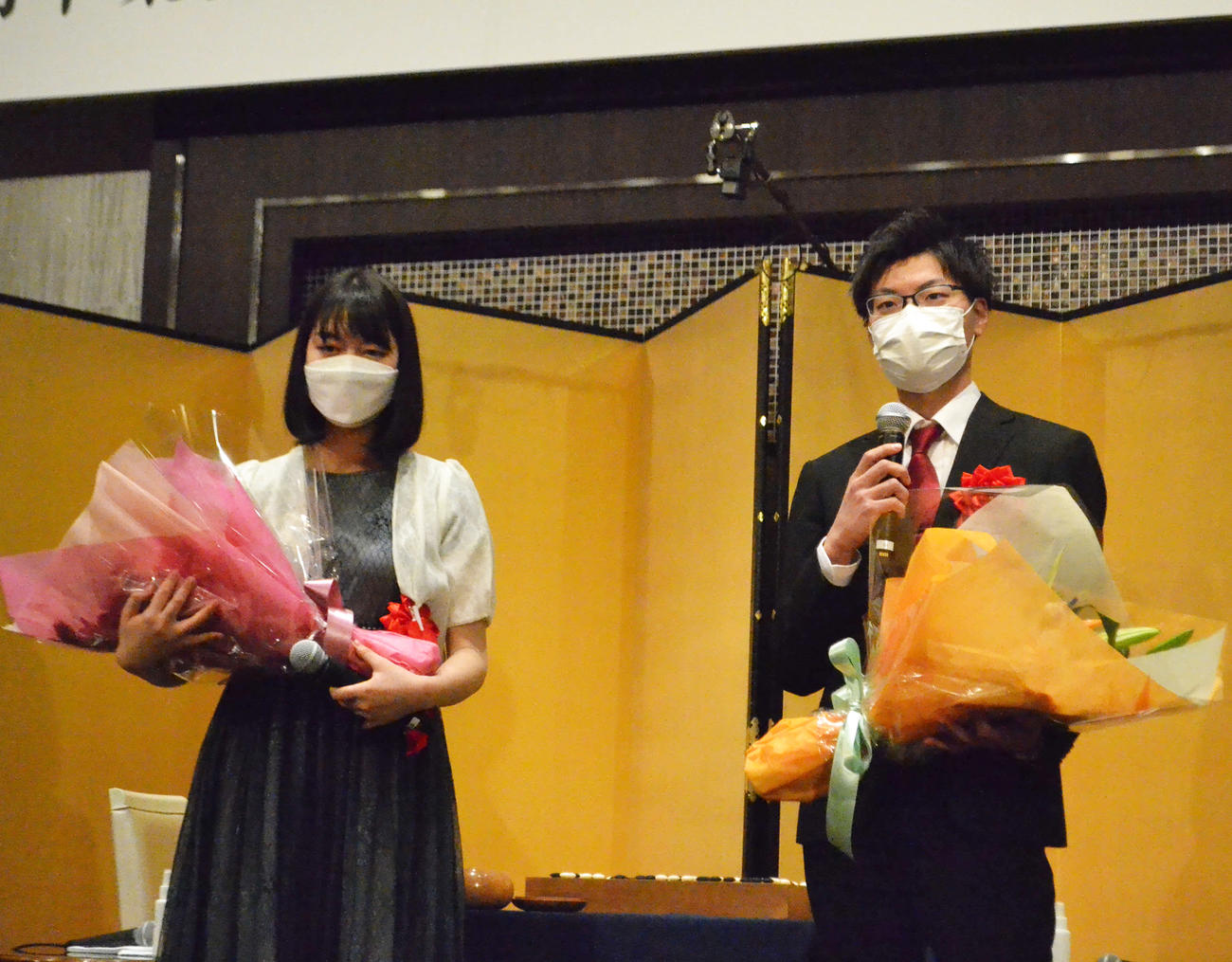 祝賀会の最後にあいさつをする関航太郎天元（右）と上野愛咲美女流棋聖