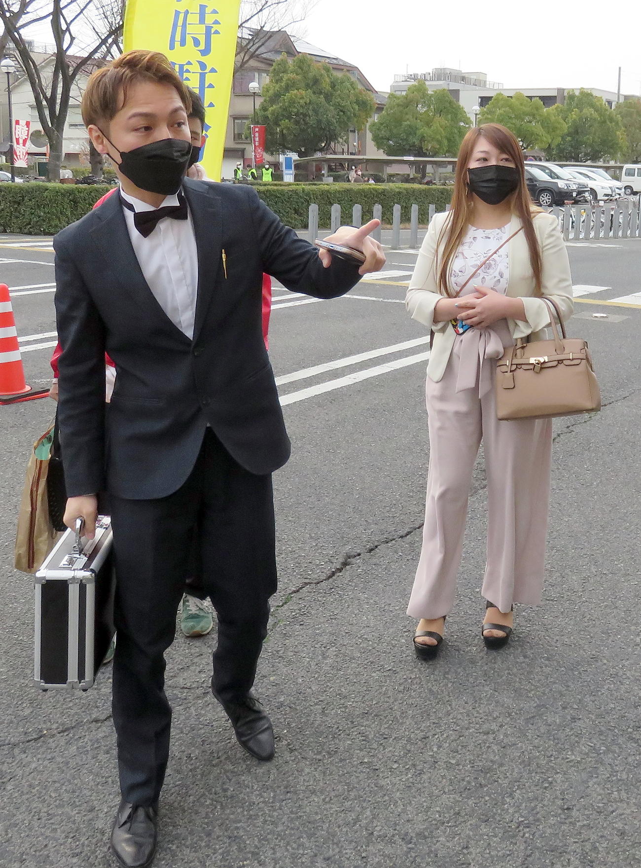 戸田市長選立候補手続きに戸田市選管を訪れたスーパークレイジー君氏（左）（撮影・鎌田直秀）