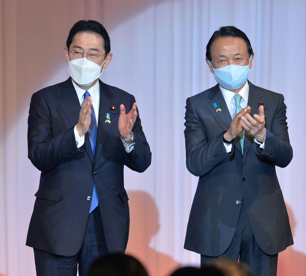 第89回自由民主党大会　自民党大会で拍手する岸田文雄首相（左）と麻生太郎副総裁（代表撮影）