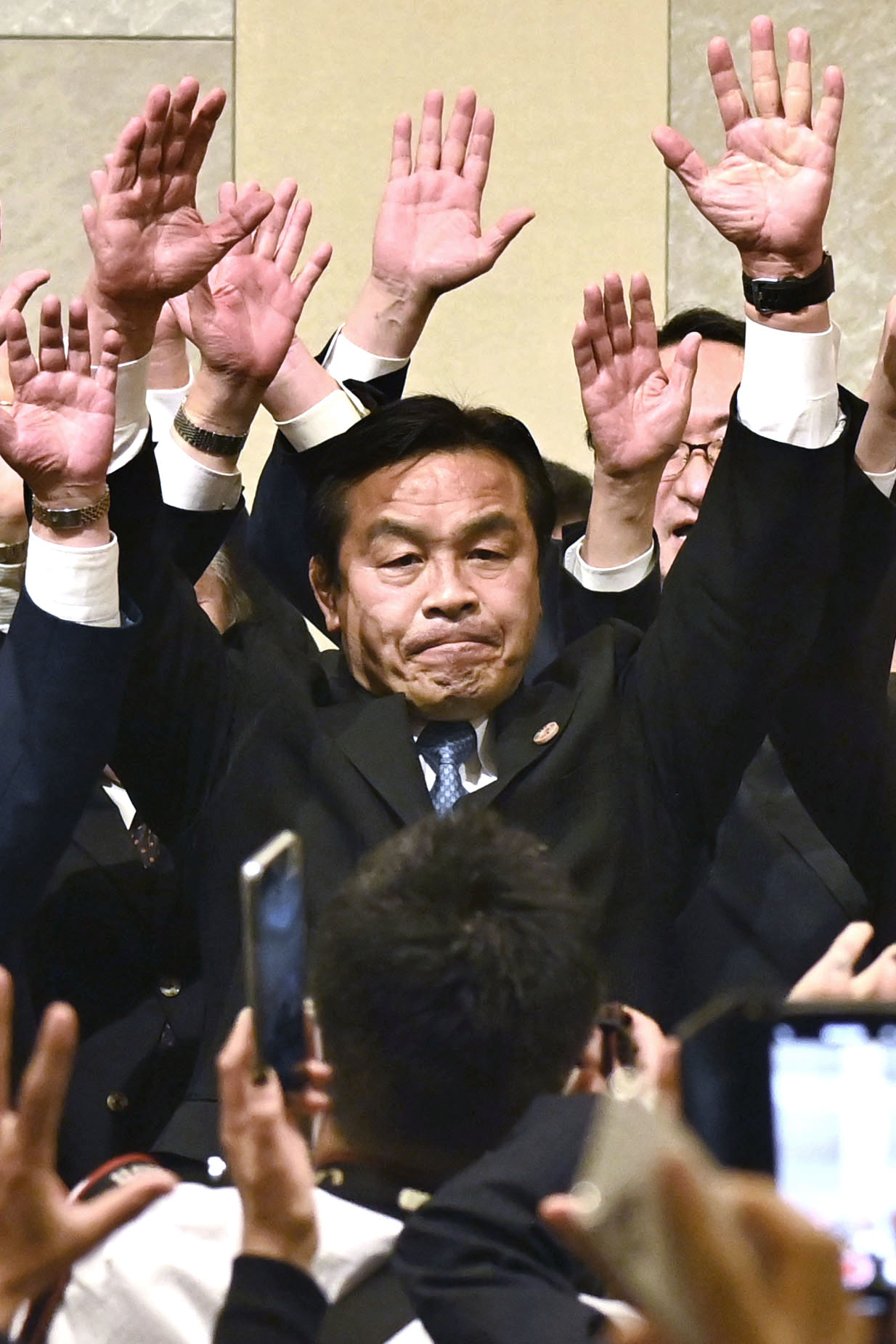 石川県知事選で初当選を決め、万歳する馳浩氏（共同）