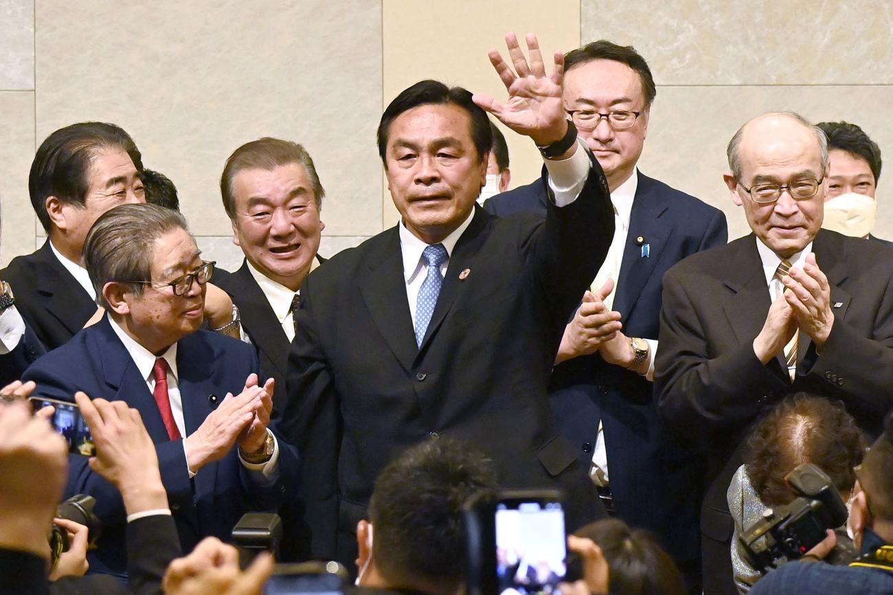 石川県知事選で初当選を決め、支援者らに手を振る馳浩氏（共同）