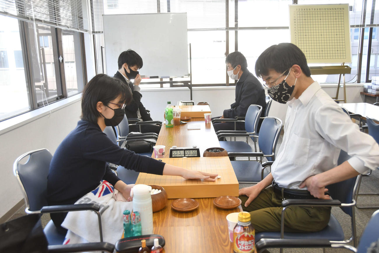 午前中の林子淵八段に次いで山田拓自八段（右）も下して連勝した仲邑菫二段（左、日本棋院提供）