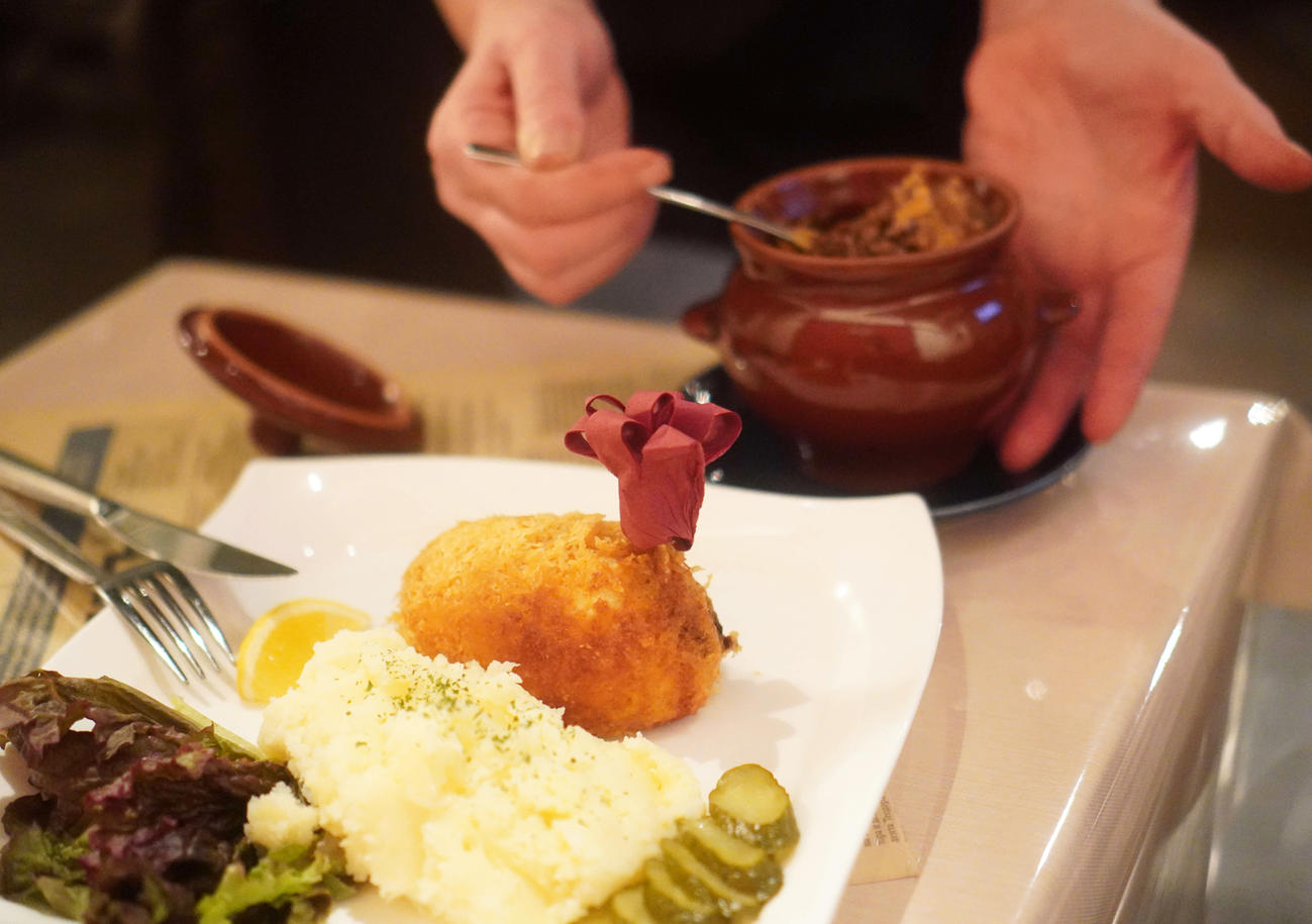 目黒区のロシア料理店のキエフカツビーフストロガノフ（撮影・沢田直人）