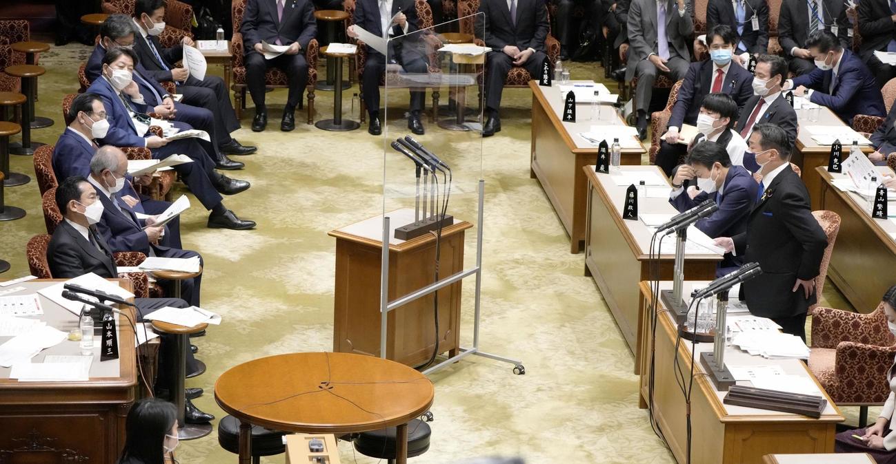 参院予算委で、岸田首相（左手前）に質問する立憲民主党の福山哲郎氏（右手前）（共同）