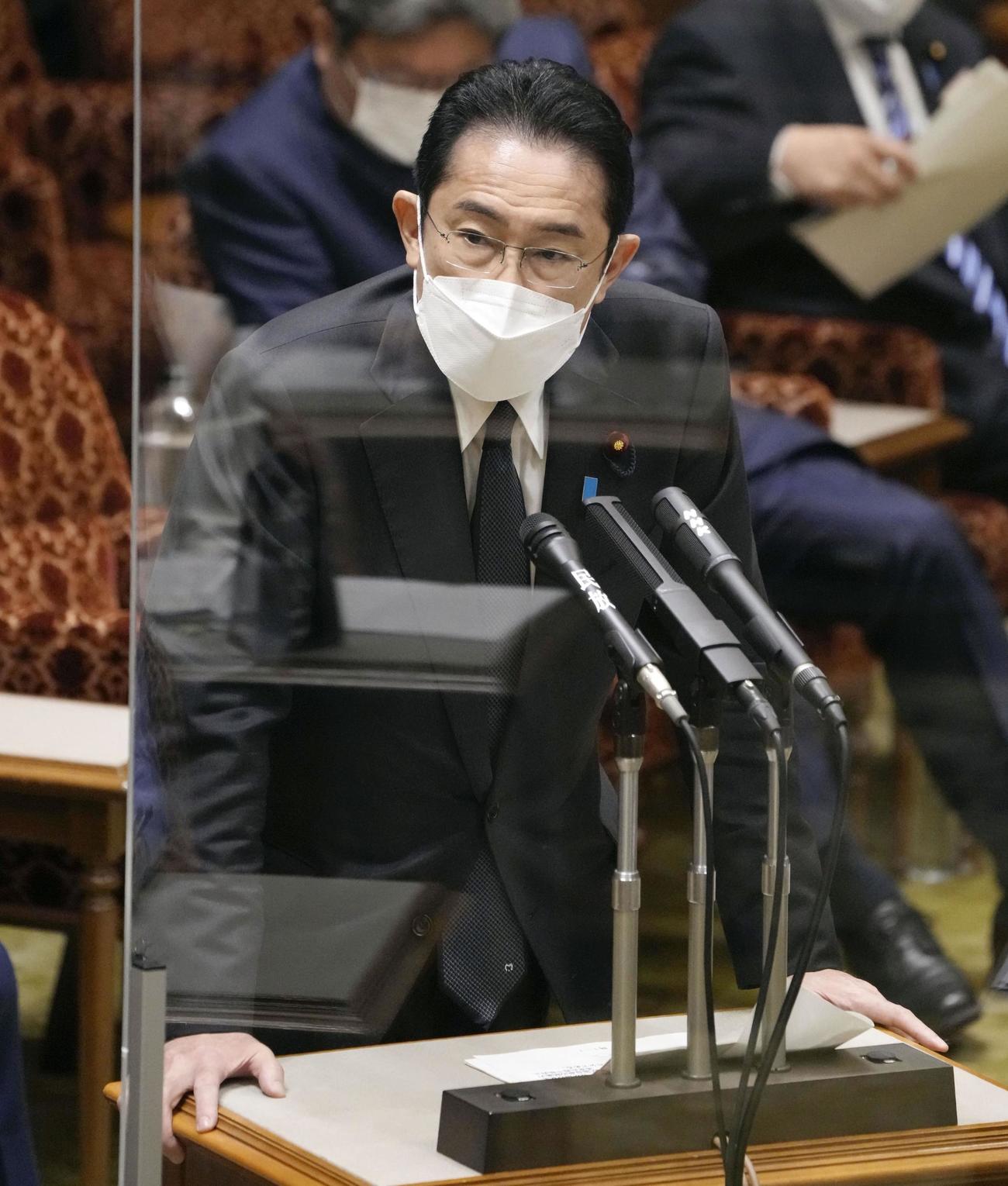 参院予算委で答弁する岸田首相（共同）