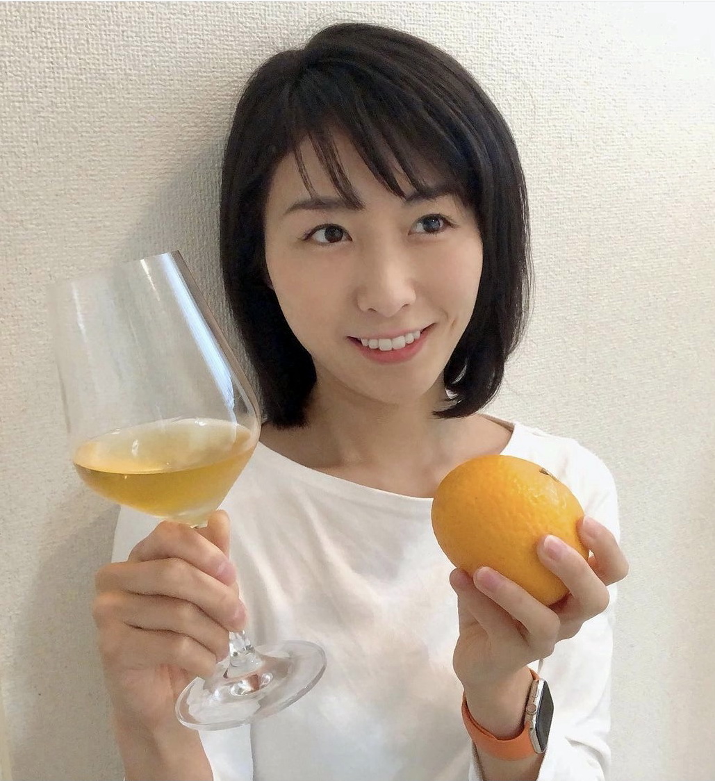 白ブドウを使って赤ワインの工程でつくるスロベニアのオレンジワインを味わう365wine大野みさき社長（365wine提供）