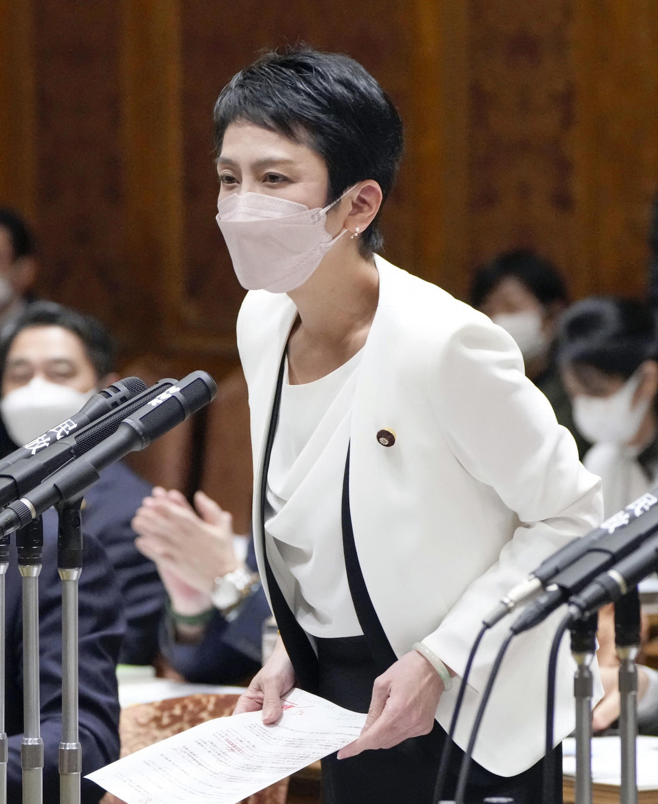 参院予算委で質問する立憲民主党の蓮舫氏（共同）