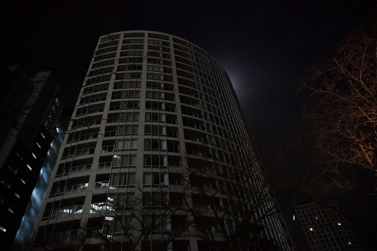 地震の影響で停電した東京・赤坂のマンション（撮影・沢田直人）