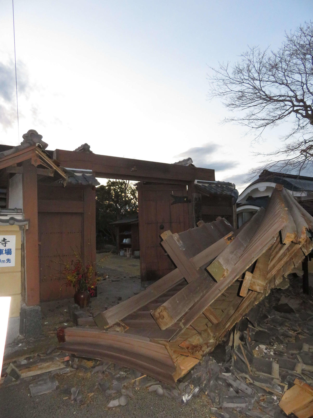 福島県相馬市の有形文化財に指定されている正西寺の山門