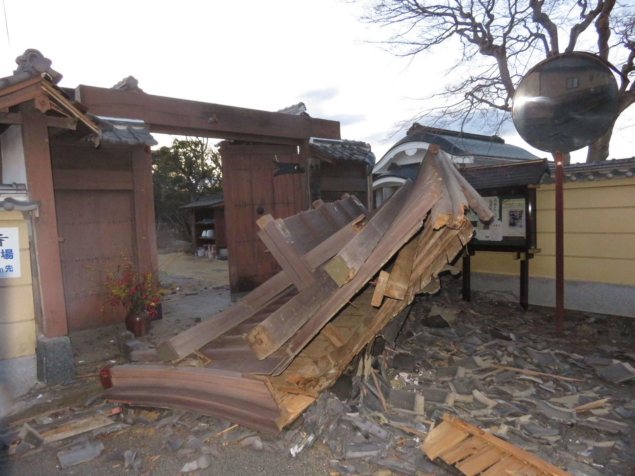 福島県相馬市の正西寺。明治維新後に相馬藩の中村城から移築された市の有形文化財。昨年2月の地震で一部破損し、修復したばかりだった