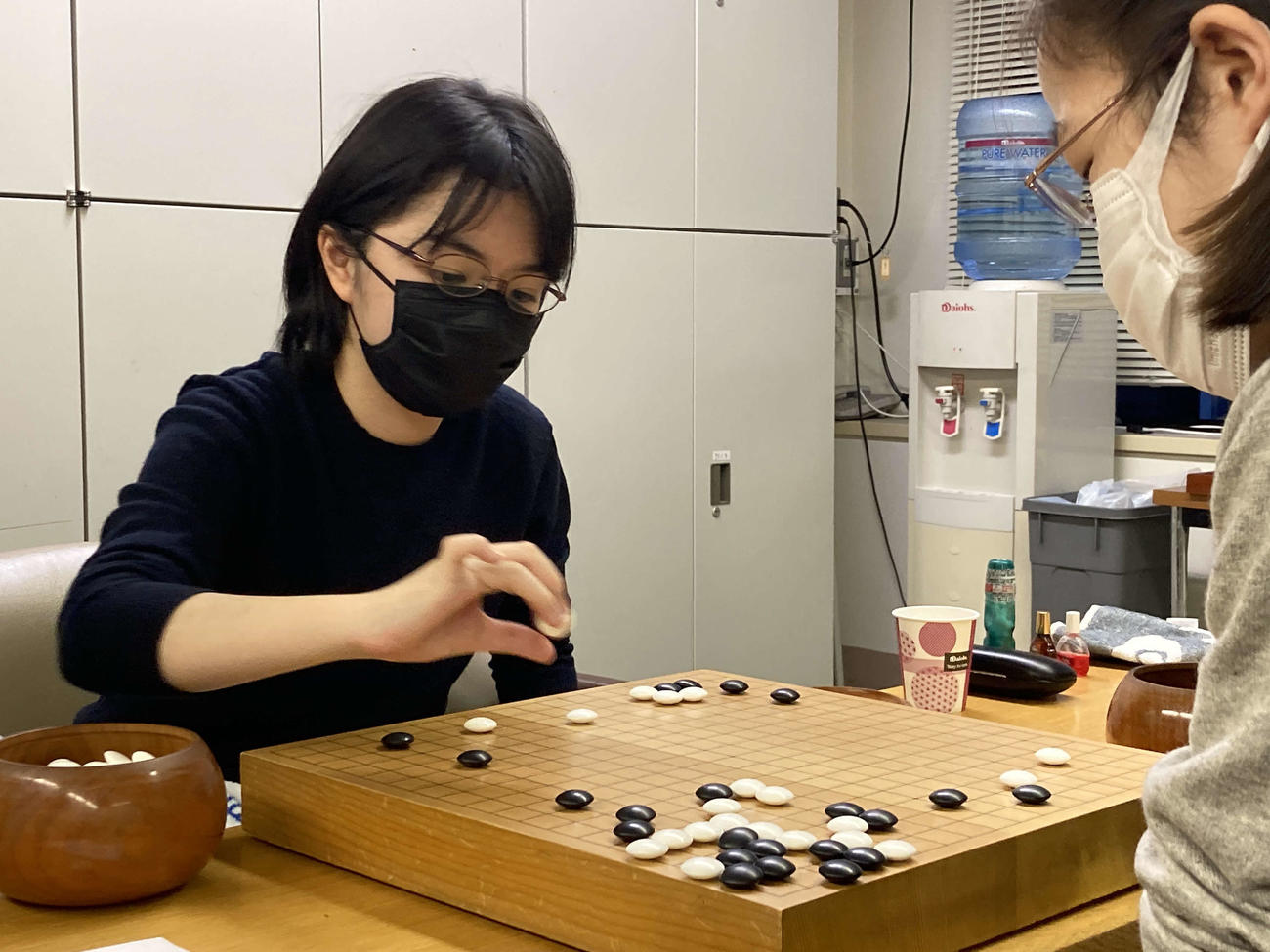 牛栄子四段（右）を下してリーグ4勝1敗で暫定トップに立った仲邑菫二段（左、日本棋院提供）