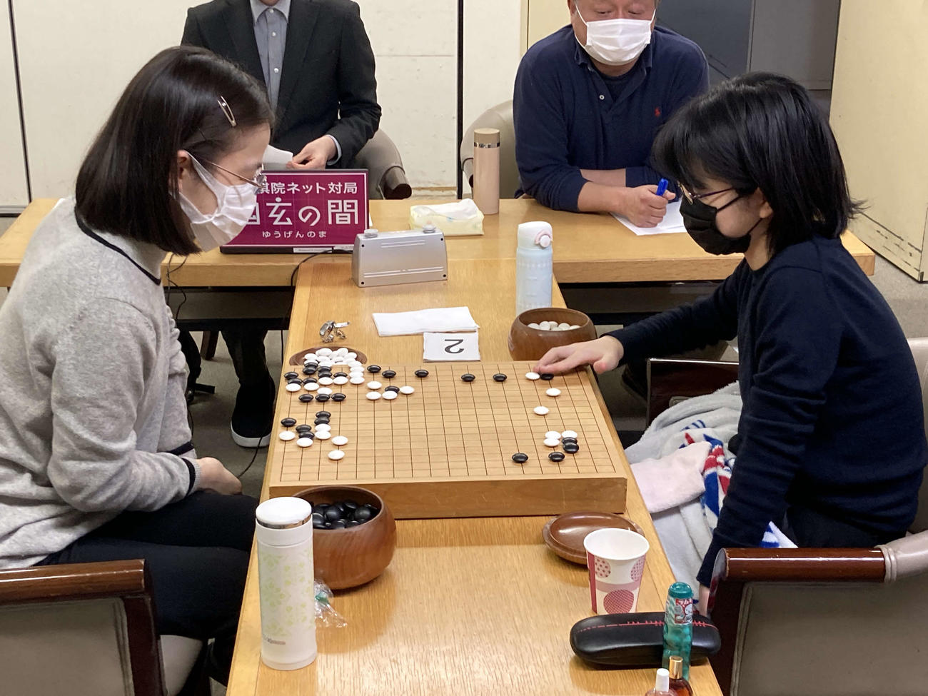牛栄子四段（左）を下してリーグ4勝1敗で暫定トップに立った仲邑菫二段（右、日本棋院提供）