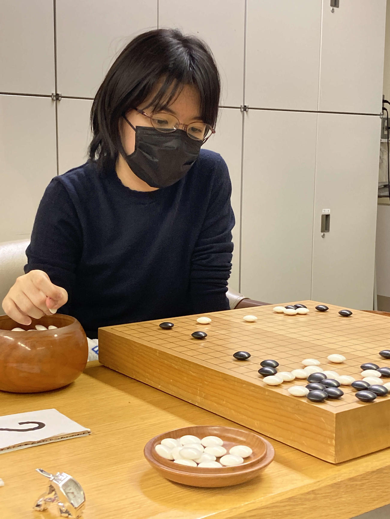 牛栄子四段を下してリーグ4勝1敗で暫定トップに立った仲邑菫二段（日本棋院提供）
