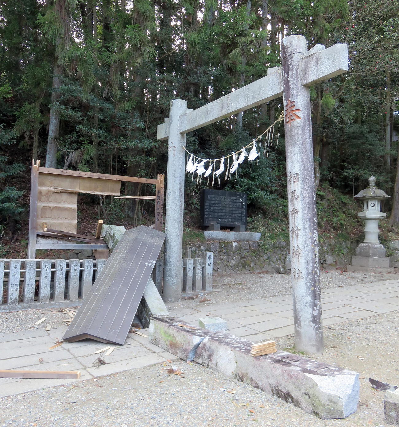 崩落した相馬中村神社の第3の鳥居（撮影・鎌田直秀）