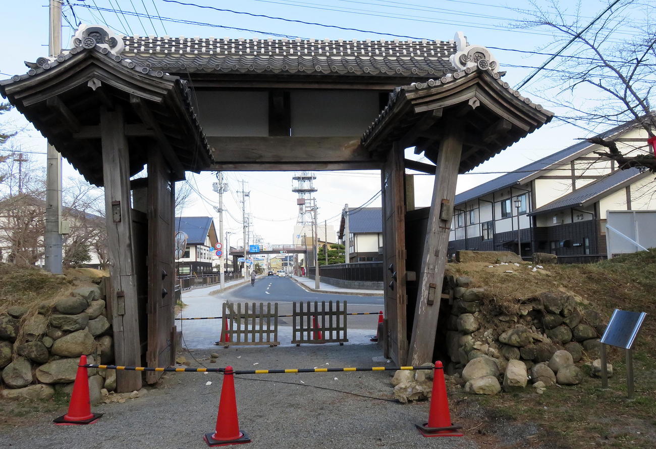 崩壊した相馬中村神社の大手一ノ門（撮影・鎌田直秀）