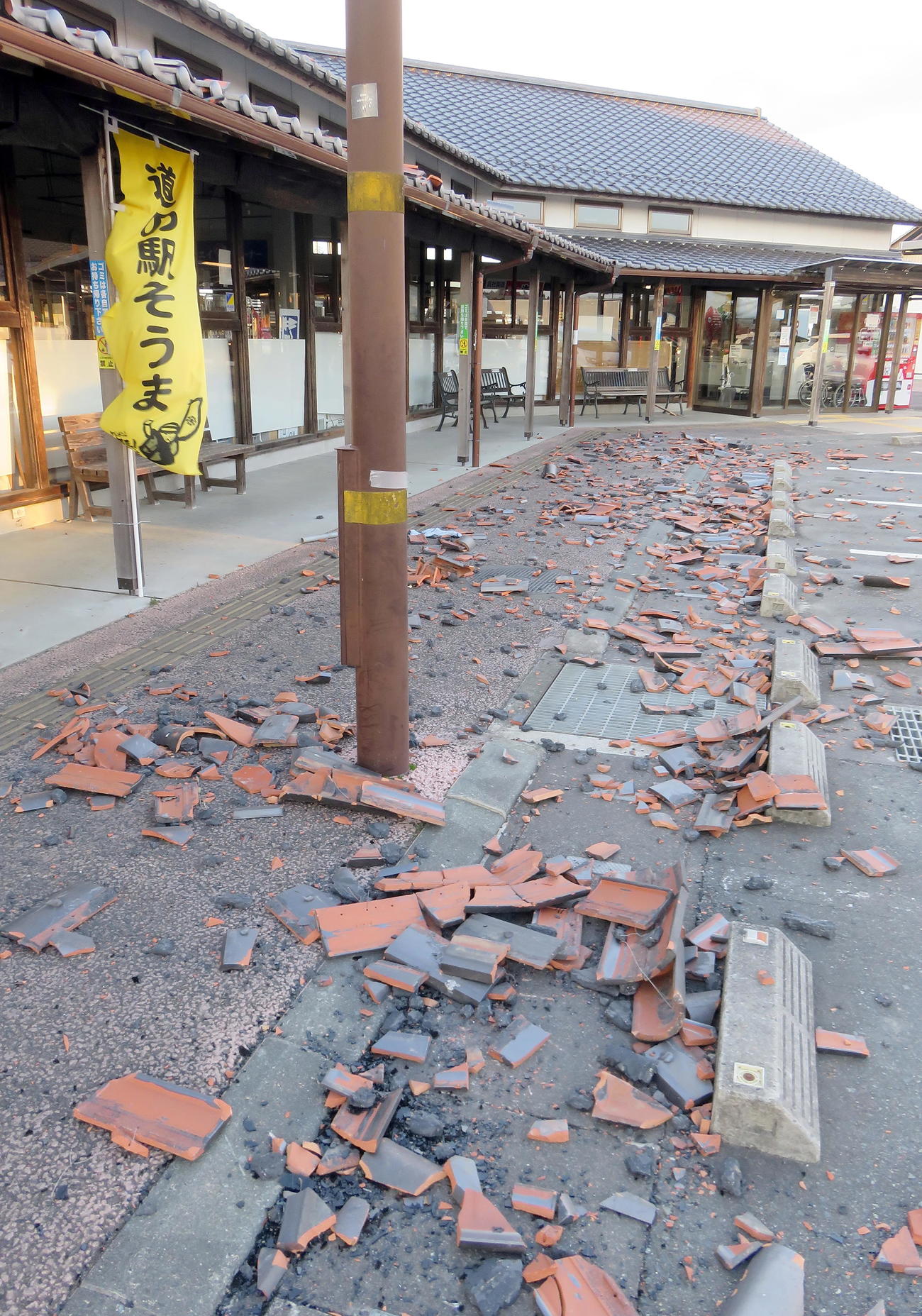 屋根の瓦が落ちるなどの被害を受けて休業する道の駅そうま（撮影・鎌田直秀）