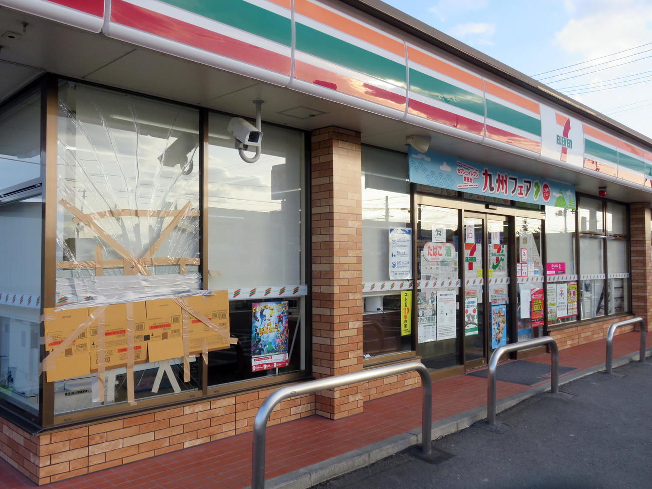 ガラスが割れるなど甚大な被害で休業する相馬市内のコンビニエンスストア（撮影・鎌田直秀）