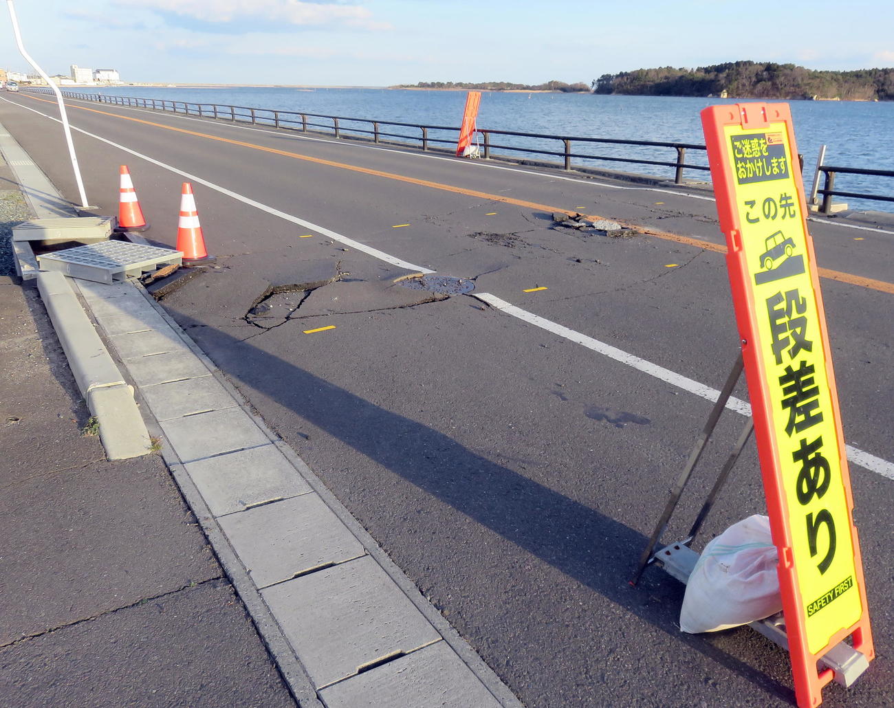 相馬市内の数多くの場所で亀裂や隆起した道路の危険を知らせる看板やパイロンが見られた（撮影・鎌田直秀）