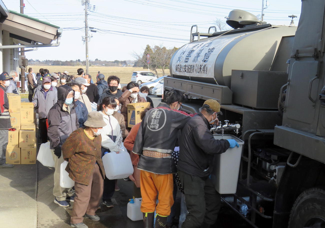 自衛隊の給水に長蛇の列をつくる相馬市民（撮影・鎌田直秀）