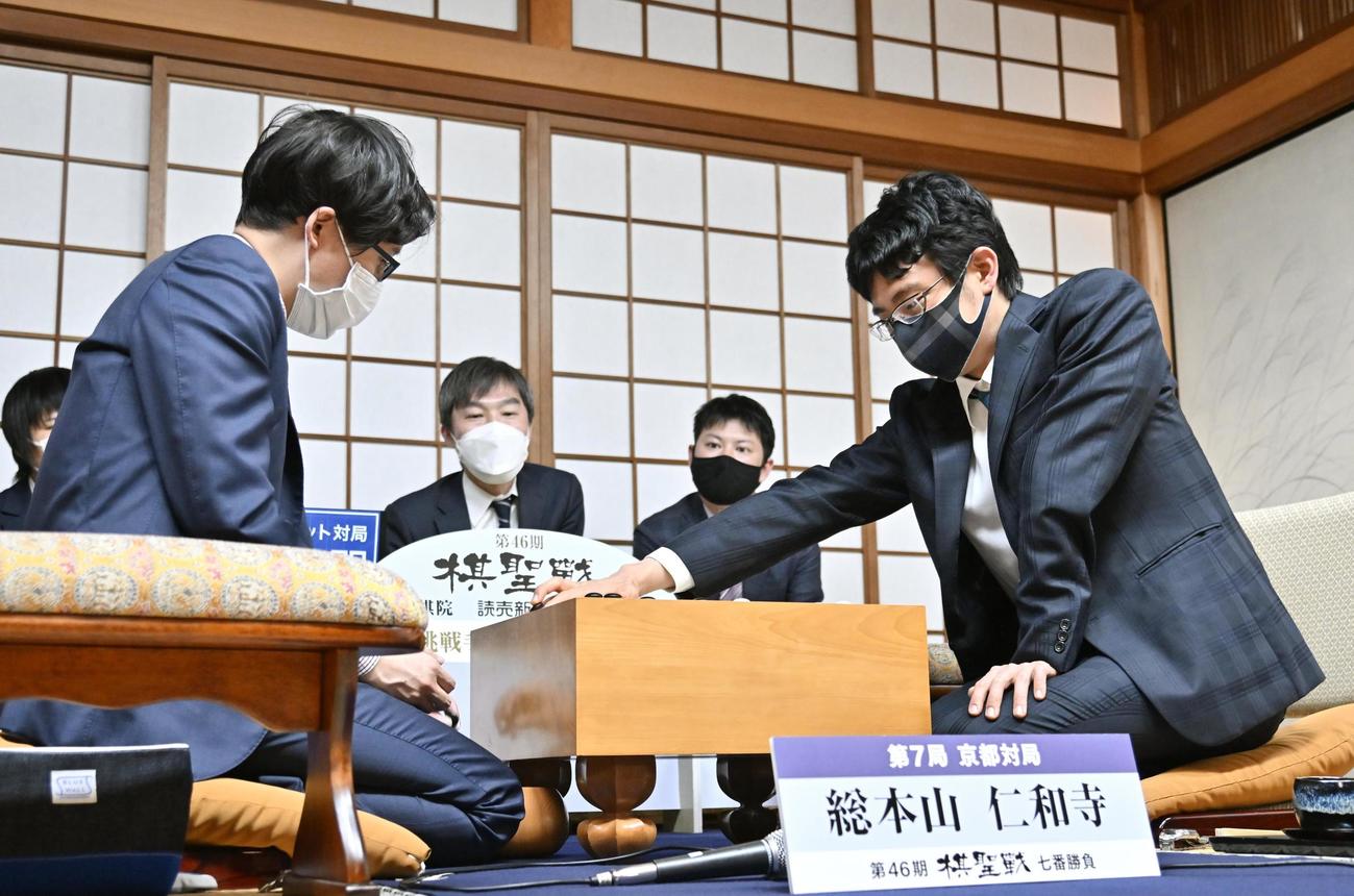 囲碁の第46期棋聖戦7番勝負の第7局を終え、井山裕太前棋聖（左）と対局を振り返る一力遼新棋聖（共同）