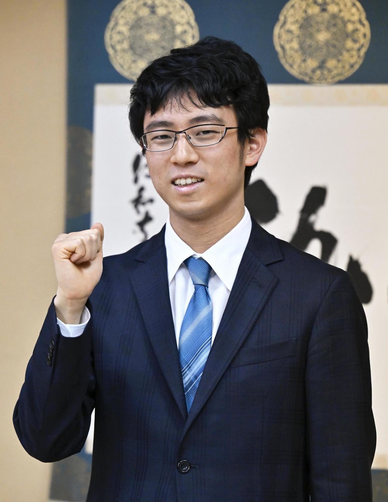 棋聖のタイトルを奪取し笑顔でガッツポーズする一力遼新棋聖（共同）