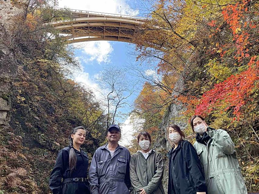 昨年11月、準備で来日したウクライナ人のイリーナさん（左端）と鳴子峡を訪れた佐々木清志さん（左から2人目）（佐々木清志さん提供）