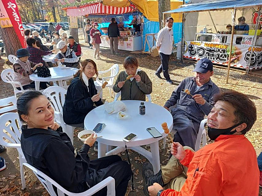 昨年11月、鳴子温泉郷を訪れて談笑する佐々木清志さん（右から2人目）とイリーナさん（左端）（佐々木清志さん提供）