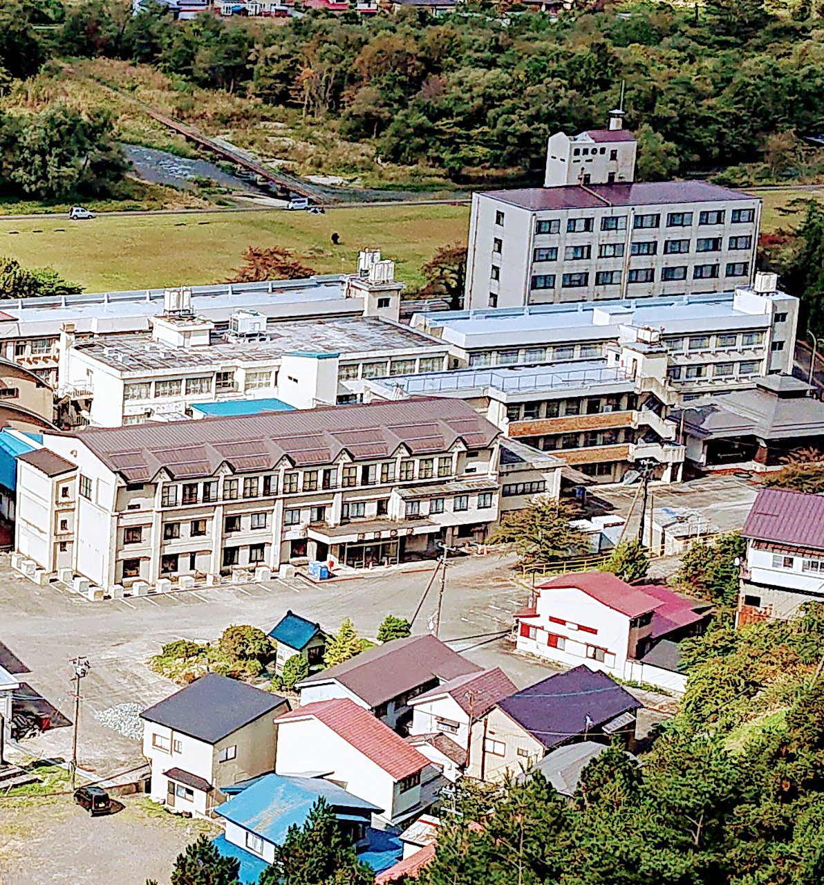 佐々木清志さんが再開準備を進めている宮城県大崎市の鳴子温泉郷「農民の家」（中央の茶色屋根）（佐々木清志さん提供）