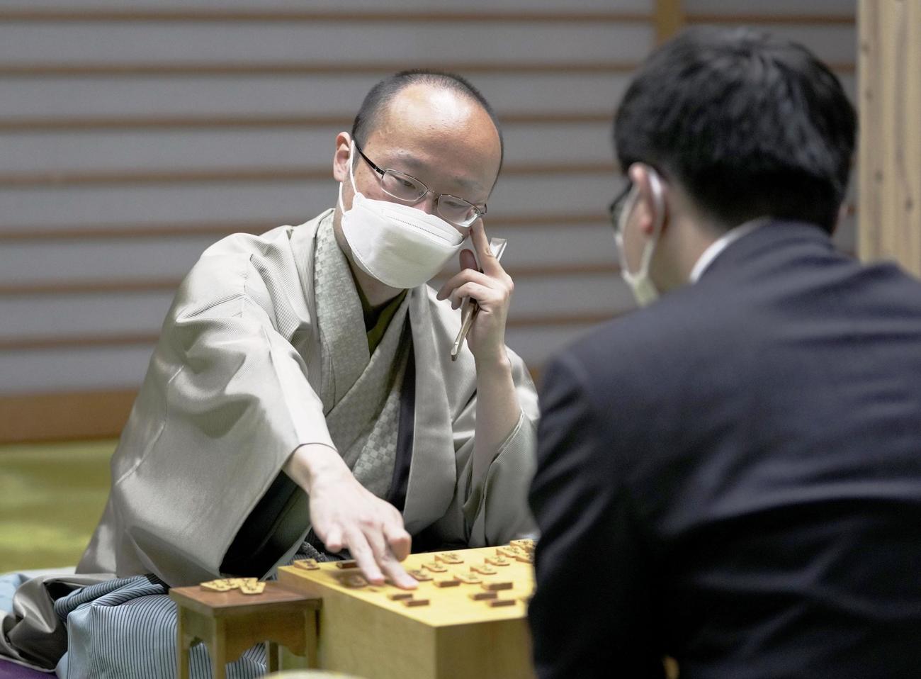 第47期棋王戦第4局で永瀬拓矢王座（手前）を破り、対局を振り返る渡辺明棋王（共同）