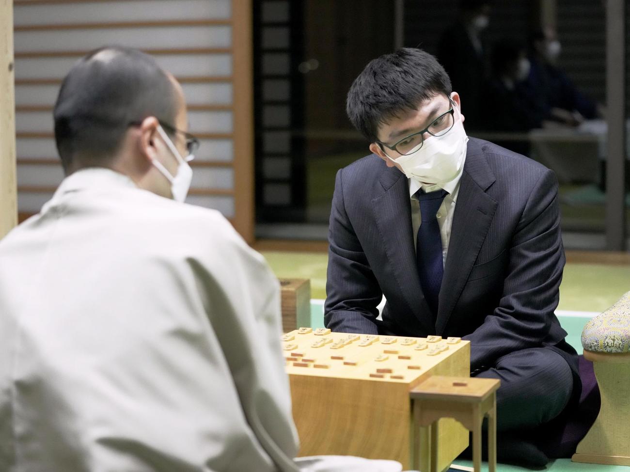 第47期棋王戦第4局で渡辺明棋王（手前）に敗れた永瀬拓矢王座（共同）