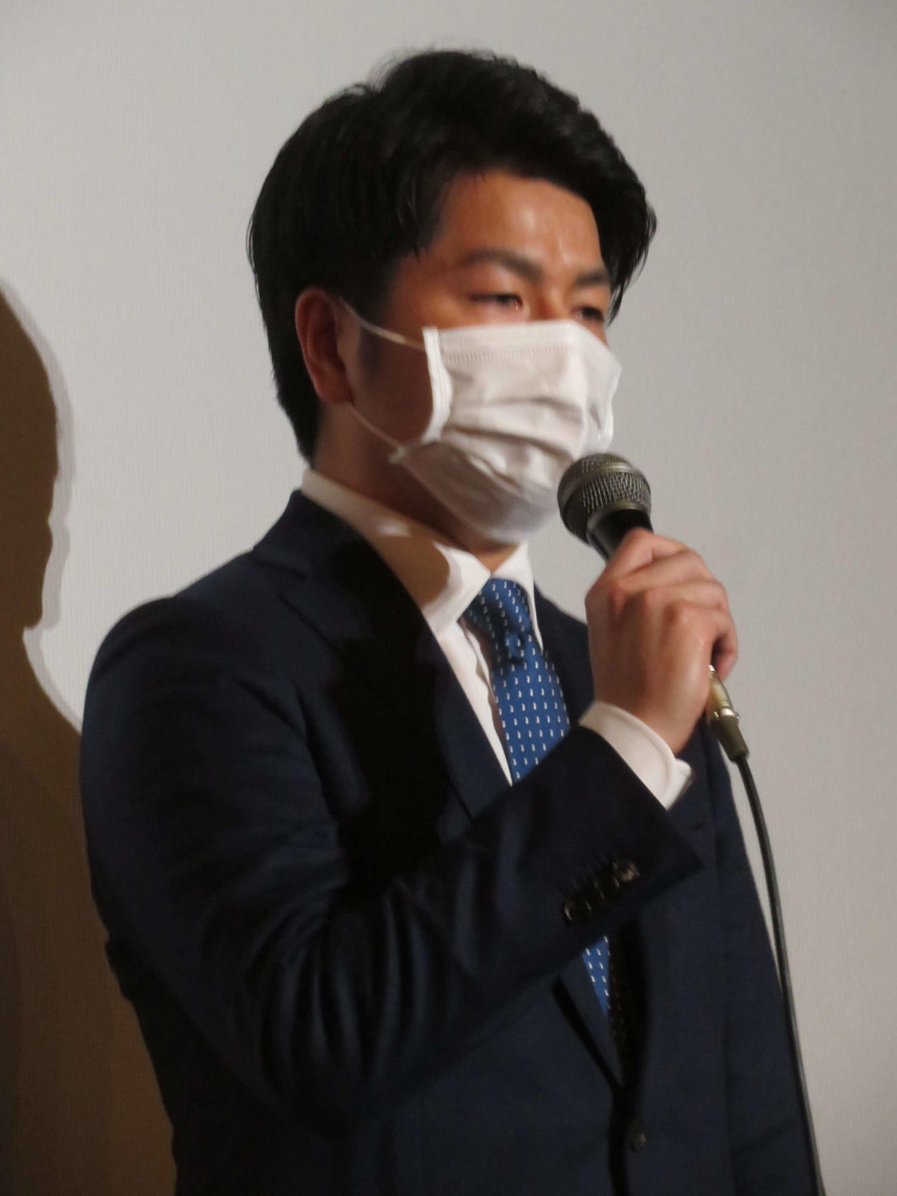 TBSドキュメンタリー映画祭で上映された映画「池袋母子死亡事故『約束』から3年」舞台あいさつに登壇し、目に涙を浮かべつつ語る松永拓也さん（撮影・村上幸将）
