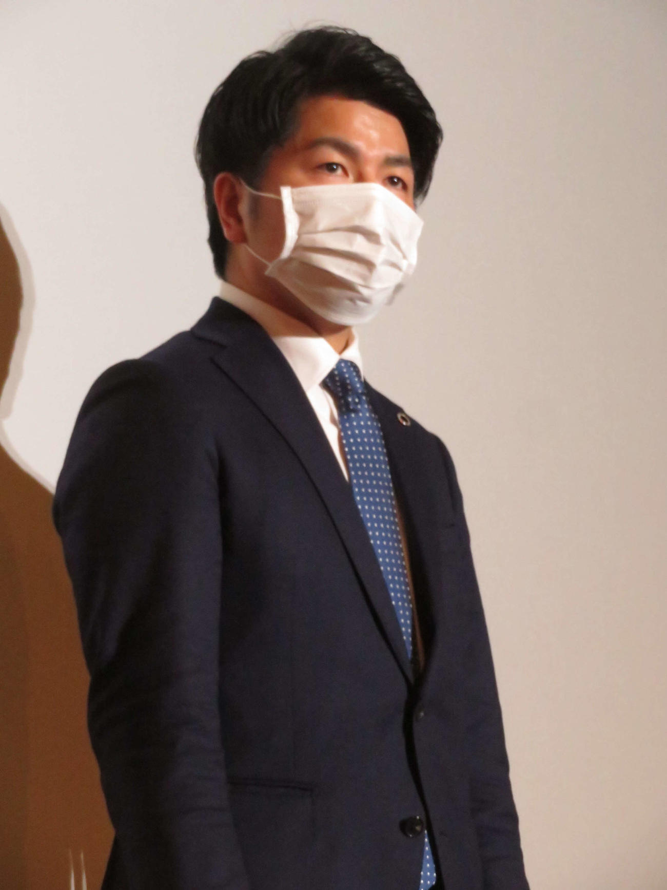 TBSドキュメンタリー映画祭で上映された映画「池袋母子死亡事故『約束』から3年」舞台あいさつに登壇し、客席を見詰める松永拓也さん（撮影・村上幸将）