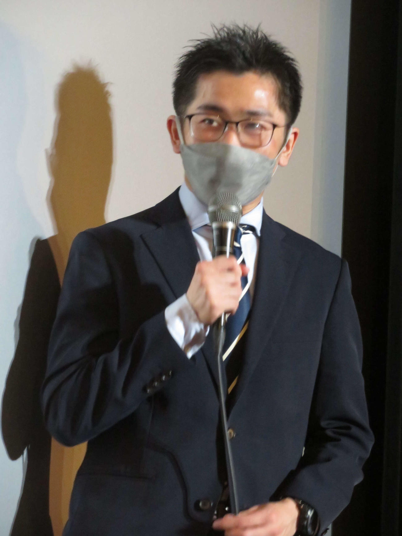 TBSドキュメンタリー映画祭で上映された映画「池袋母子死亡事故『約束』から3年」舞台あいさつで取材について語る、守田哲監督（撮影・村上幸将）