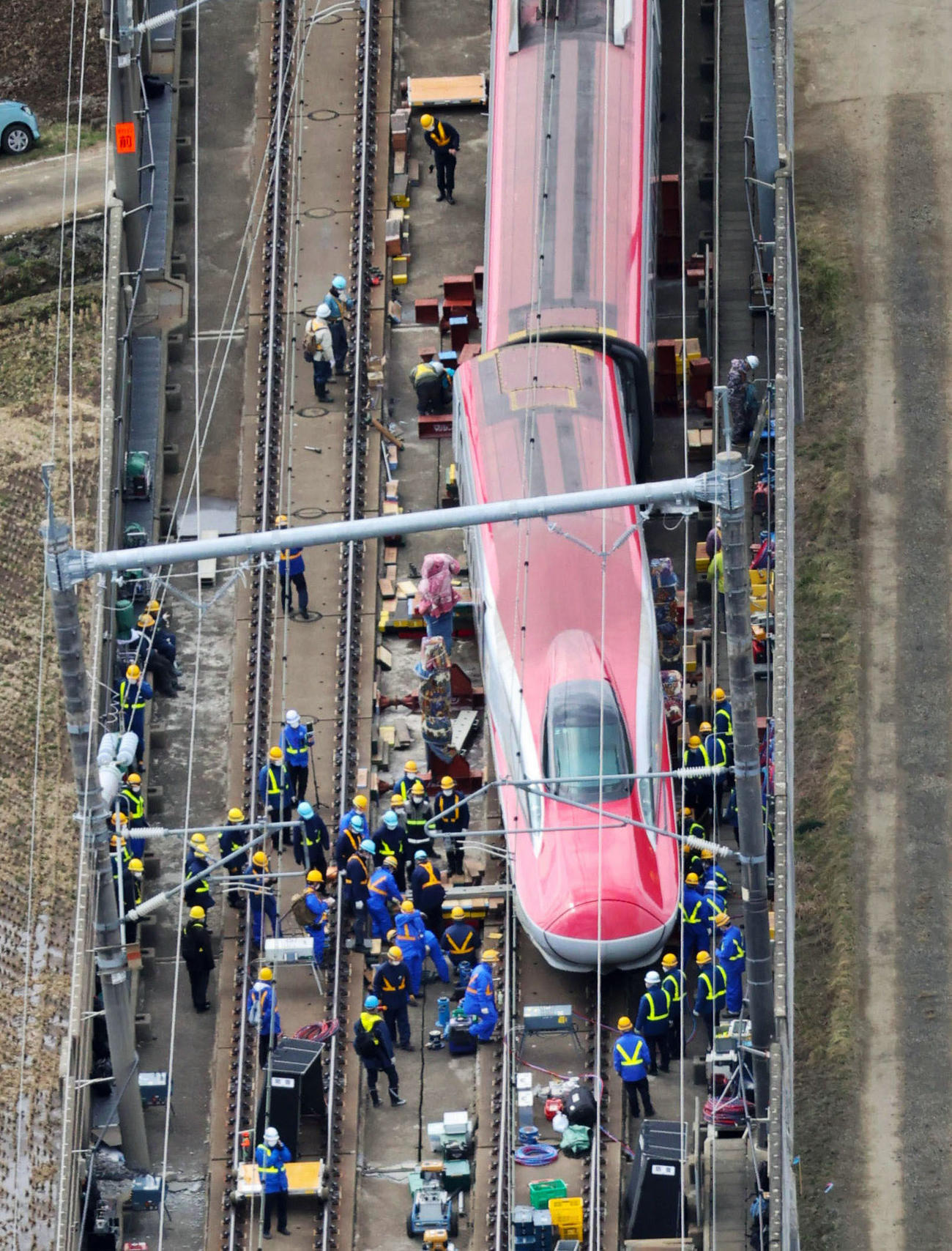 20日、車両を線路の上に戻す作業が続く東北新幹線の脱線現場（共同）