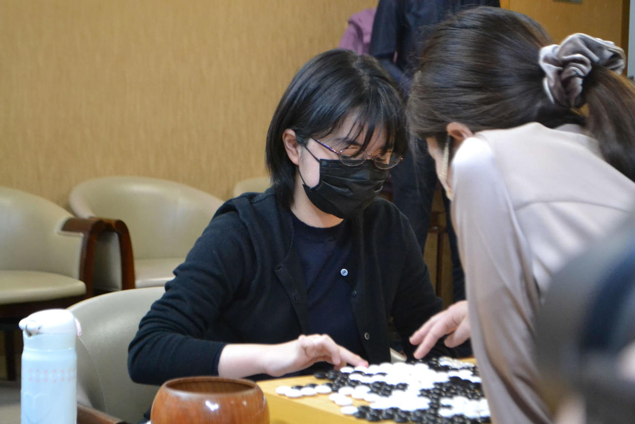 向井千瑛六段（右）を下して5勝1敗でリーグを終え、プレーオフ進出の権利を得た仲邑菫二段（左）