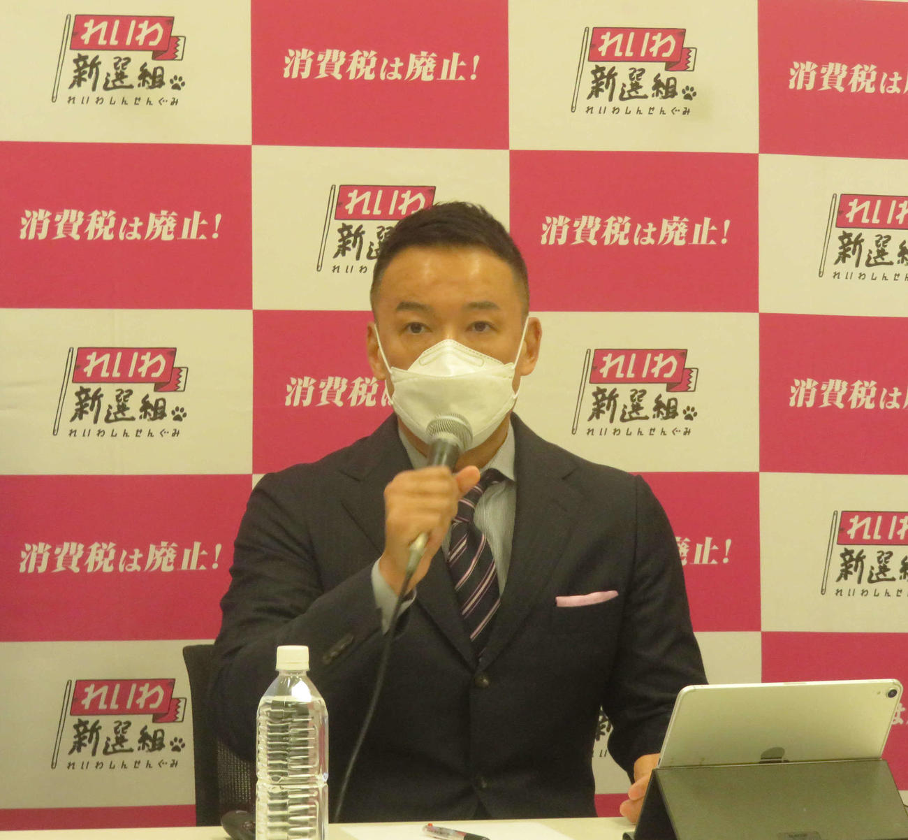 会見する新選組の山本太郎代表
