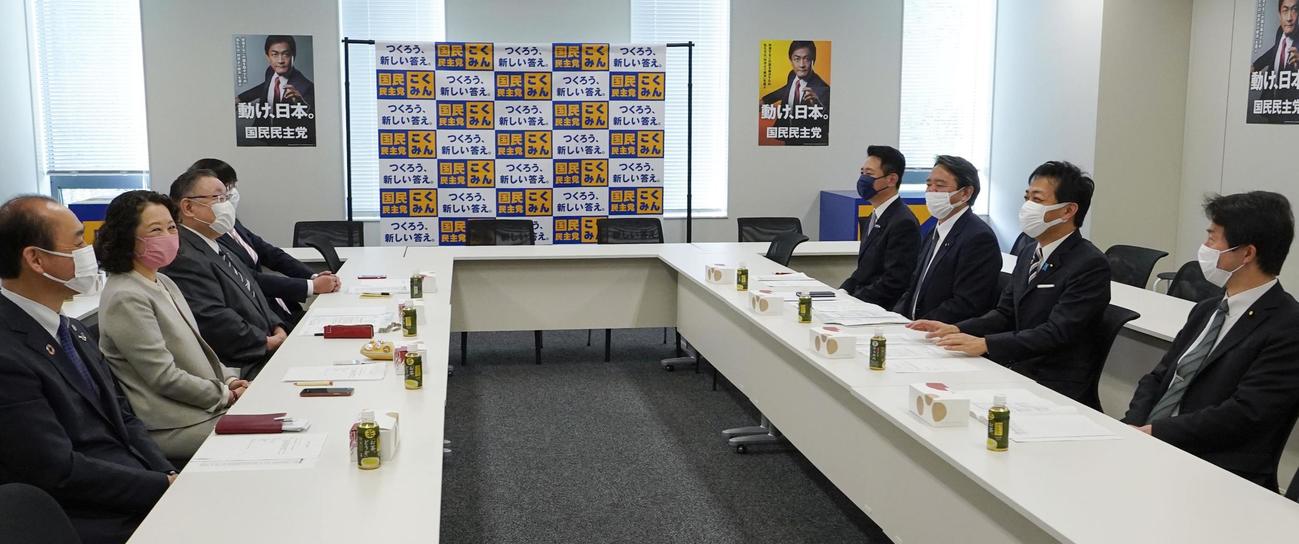 会談に臨む国民民主党の玉木雄一郎代表（右手前から2人目）と連合の芳野友子会長（左手前から2人目）（共同）